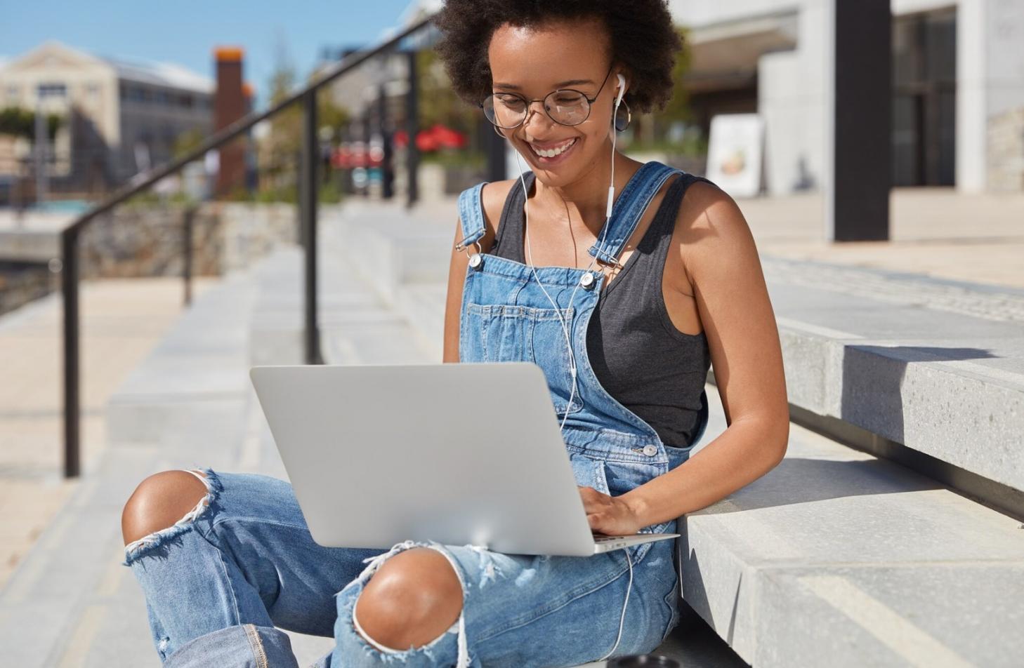 Studentin beim praktischen Üben der Nageltechnik