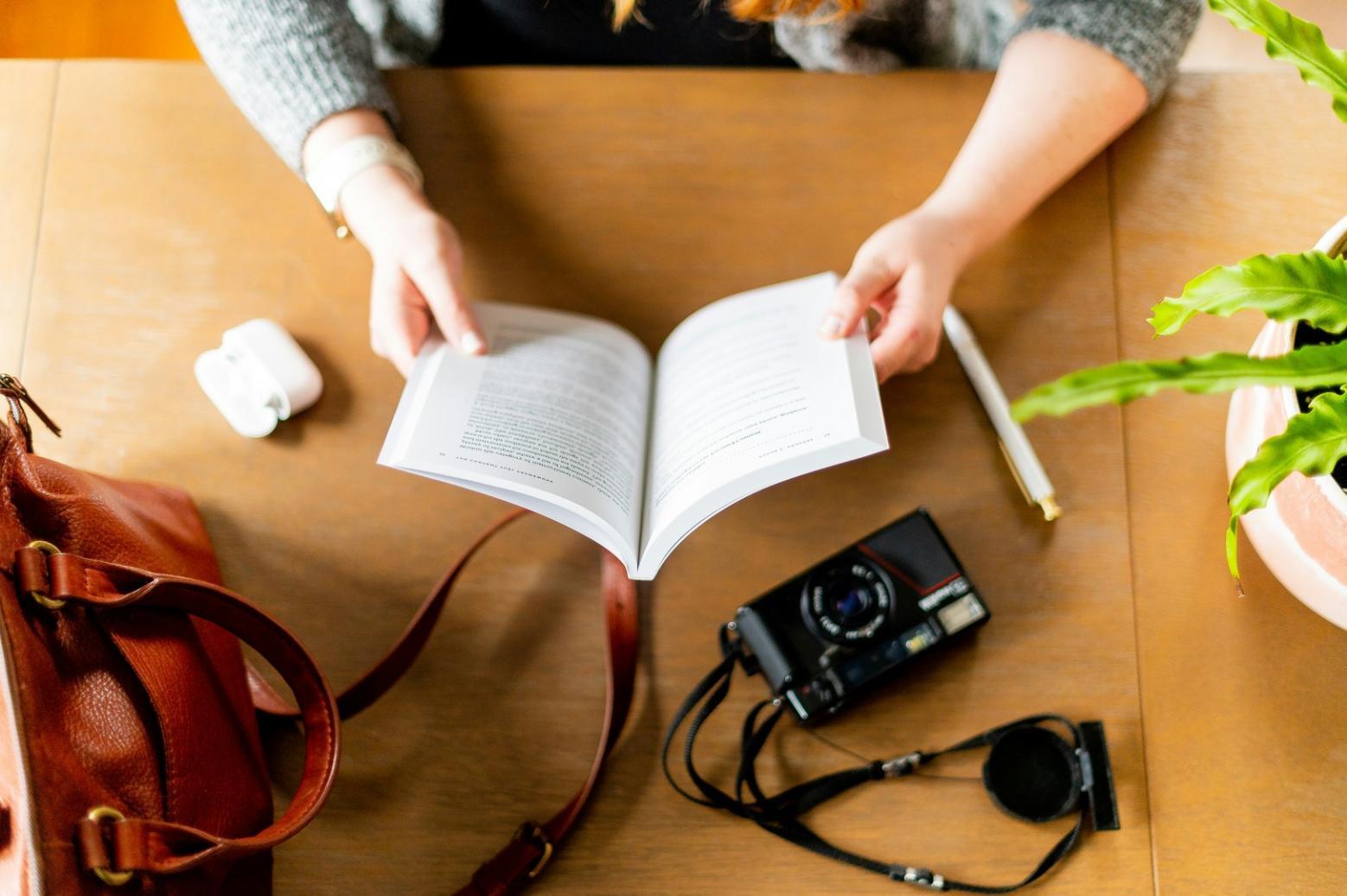 Verschiedene Nagellacke und Werkzeuge für die professionelle Maniküre
