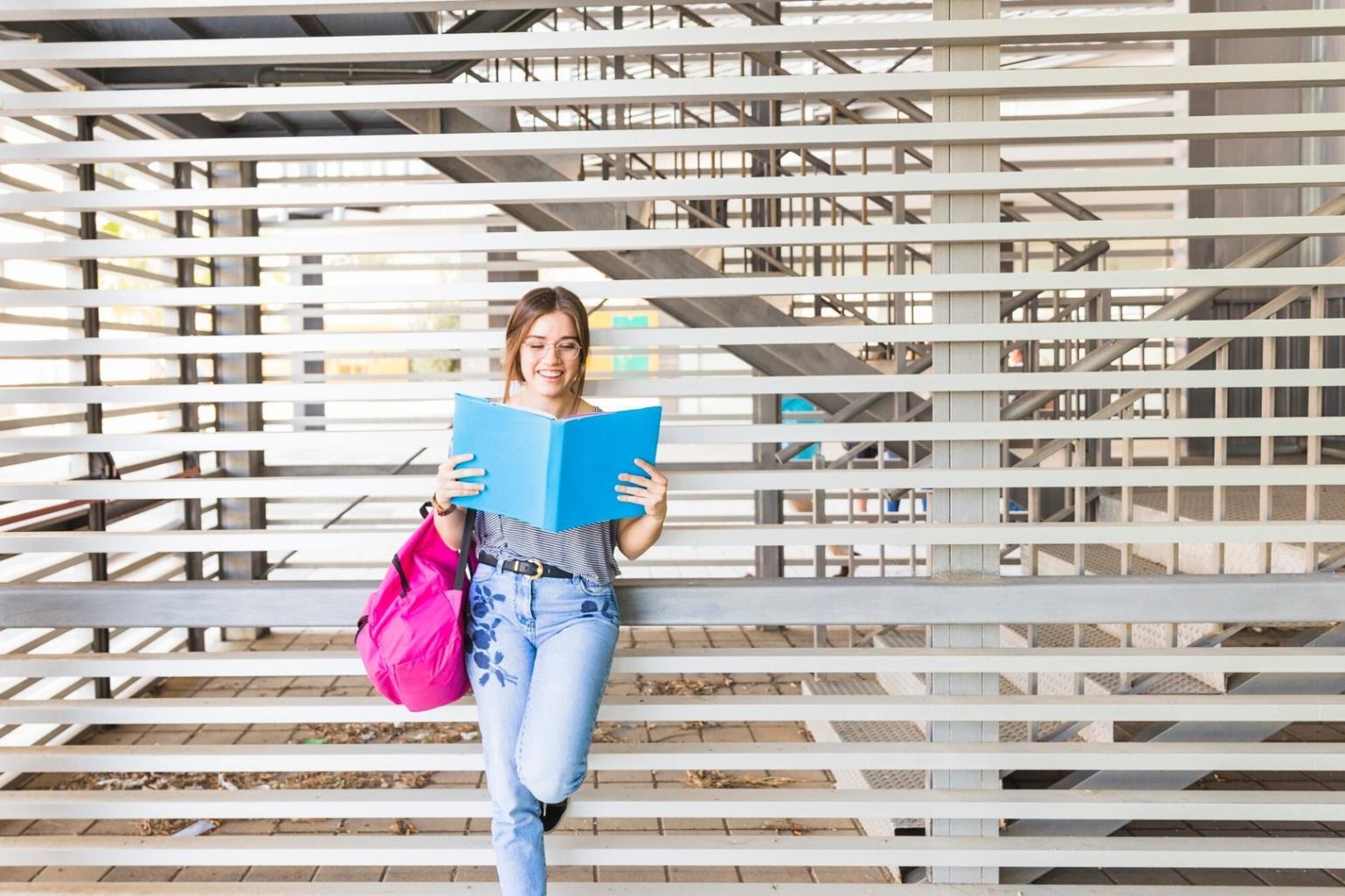 Schüler beim praktischen Nageldesign-Training