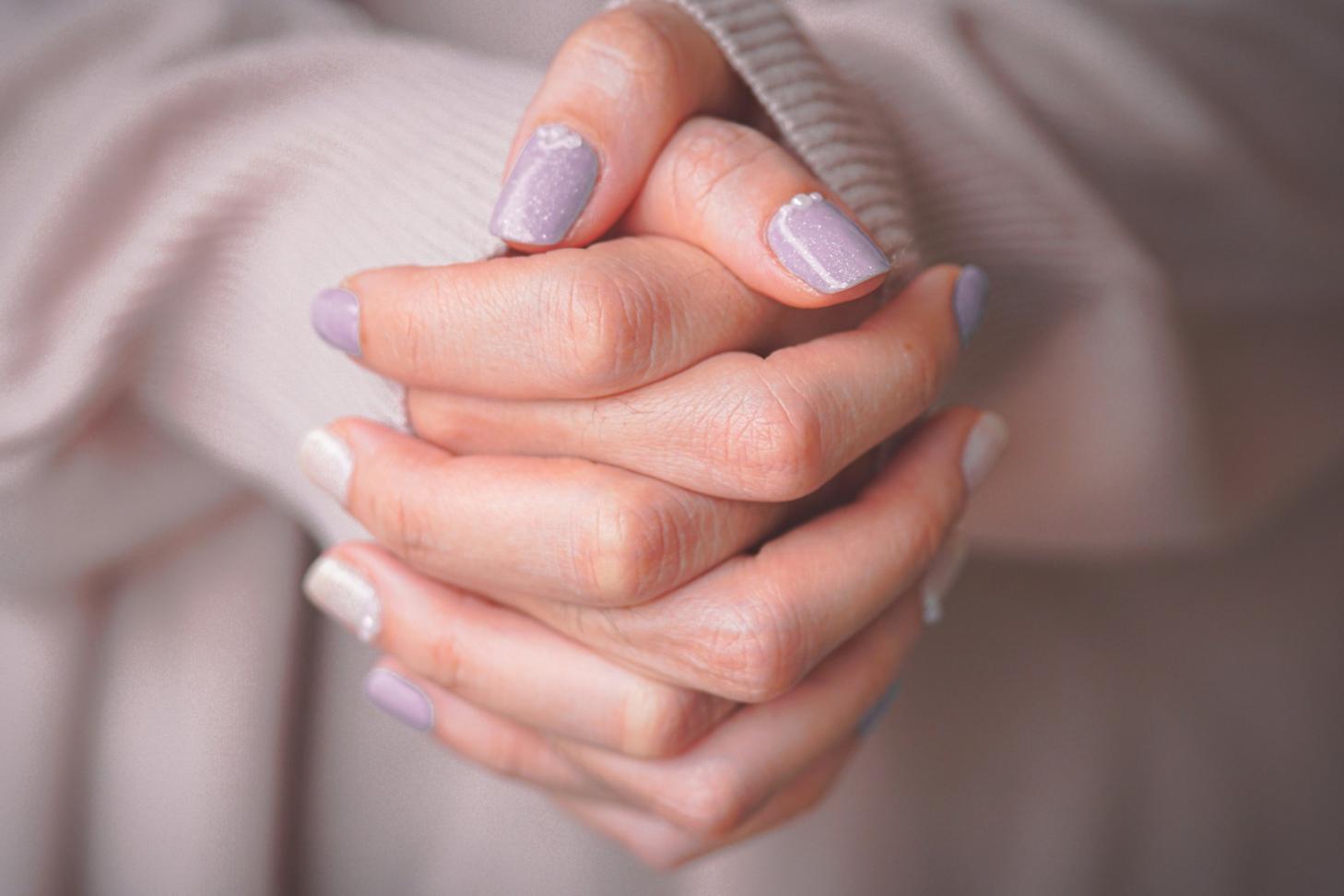 Professionelle Maniküre-Arbeitsplatz mit hochwertigen Werkzeugen und eleganter Ausstattung